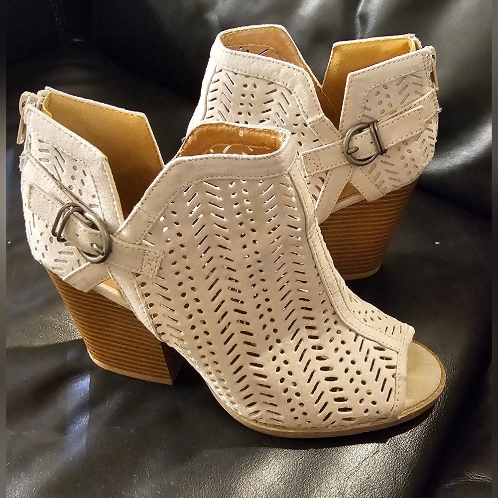 Qupid Tan Heeled Boots with Open Toe and Perforated Design Size 7 EUC - Picture 11 of 16